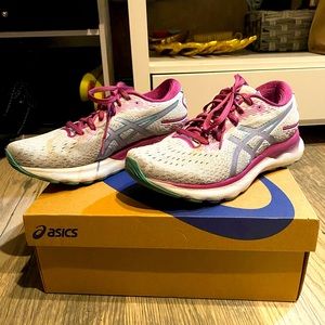 Women’s Size 8- ASICS Gel cumulus 24 - barely used
